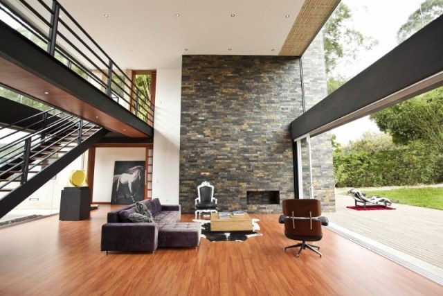 maison éclectique meubles design parquet-flottant mur pierre