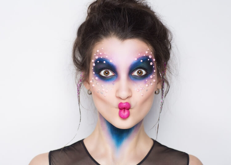 maquillage coloré halloween femme peinture visage perles