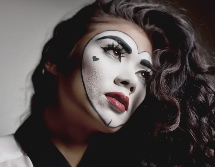 maquillage femme clown visage décoré noir rouge blanc