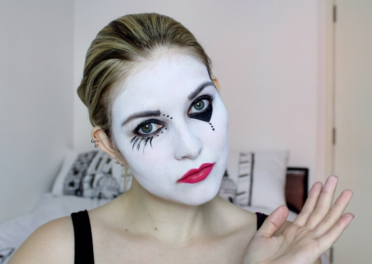 maquillage femme halloween clown triste visage blanc
