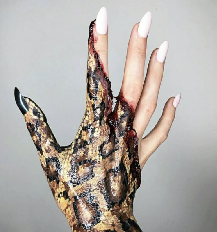 maquillage halloween femme main de serpent