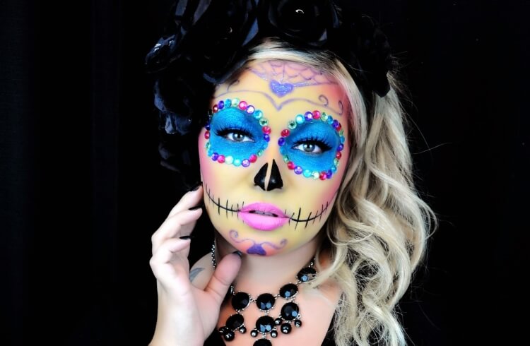 maquillage halloween pour femme tête de mort colorée