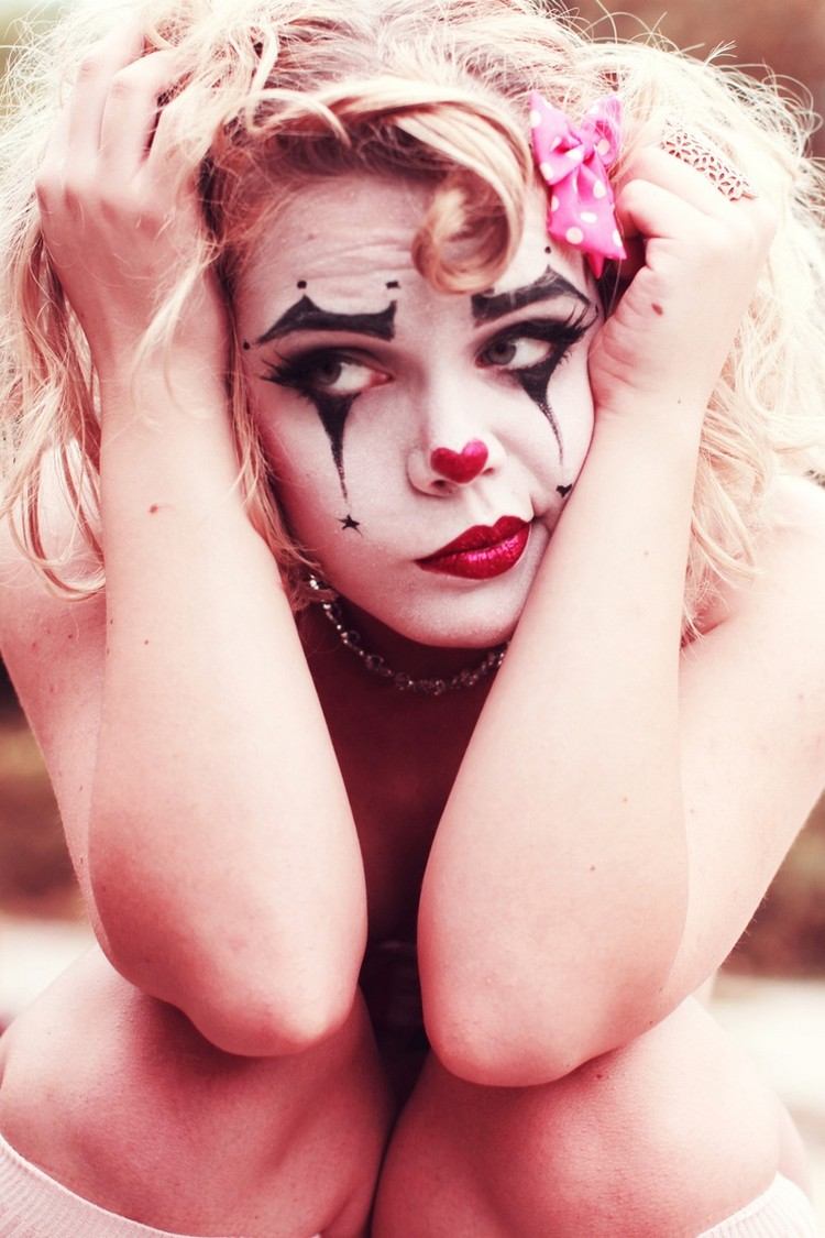 maquillage-halloween-rouge-levres-clown-noeud-cheuveux-femme