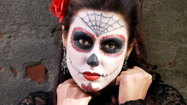 maquillage-pour-Halloween-femme-crâne-mexicain-calavera