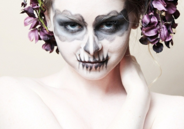 maquillage-pour-Halloween-femme-crâne-mexicain-crayon-noir
