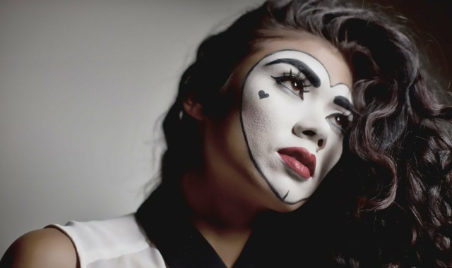 maquillage-pour-Halloween-femme-reine-coeur-noir-blanc
