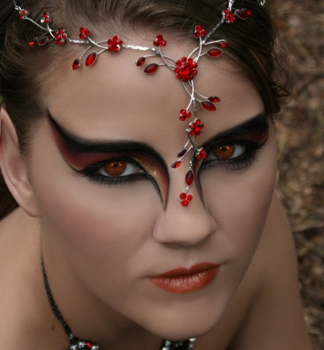 maquillage-pour-Halloween-femme-reine-rouge
