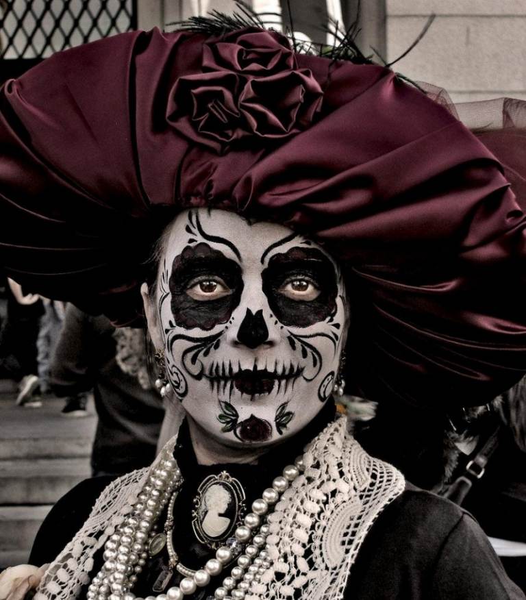 maquillage-pour-Halloween-femme-tête-de-mort-mexicaine