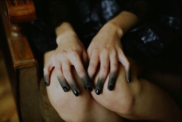 maquillage pour mains peinture noire halloween