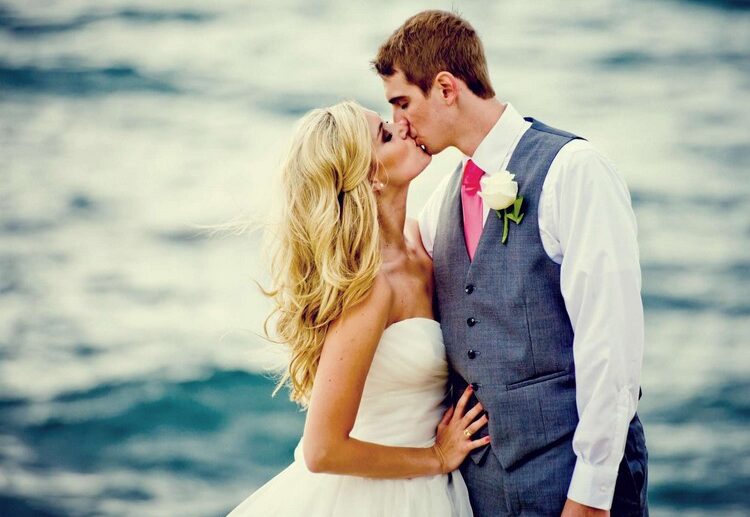 mariage-sur-la-plage-robe-de-mariee-costome-homme-boutonniere