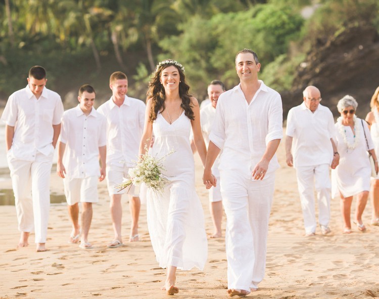 mariage-sur-la-plage-robe-mariee-costume-homme-blanc