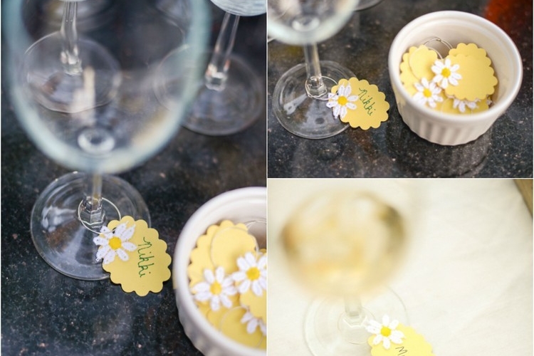 marque-verre-DIY-nuages-papier-jaune-déco-marguerites-noms-invités
