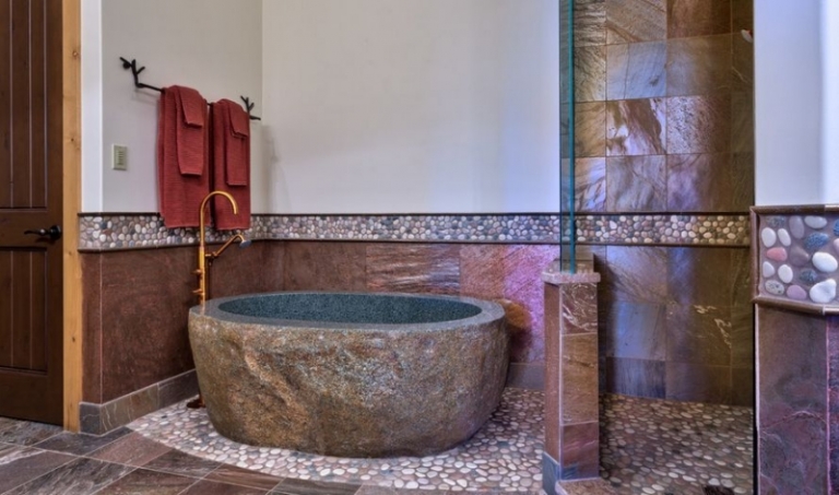 materiaux-naturels-salle-bains-baignoire-pierre-galets-decoratifs
