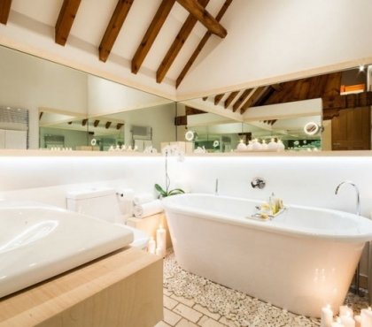 materiaux-naturels-salle-bains-galets-decoratifs-baignoire-ovale-bois-plafond-francaise