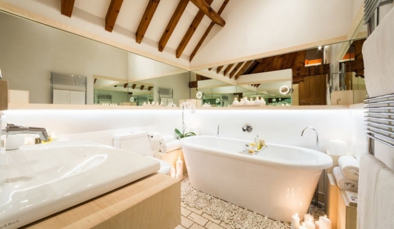 materiaux-naturels-salle-bains-galets-decoratifs-baignoire-ovale-bois-plafond-francaise
