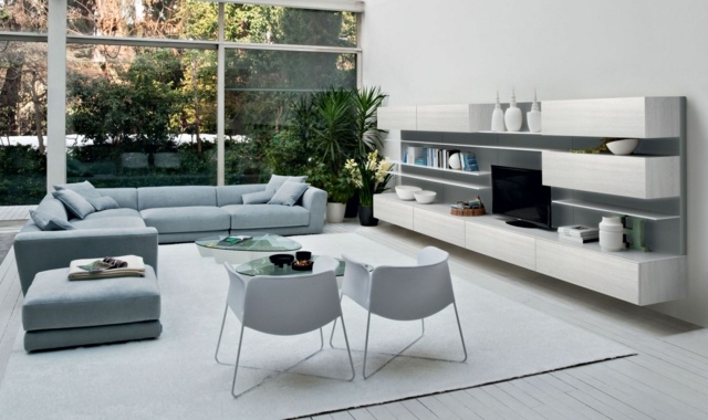 meuble-modulable-salon-bois-grisâtre-clair-canapé-gris-clair-chaises-blanches meuble modulable salon