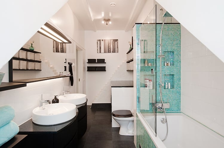 meuble salle de bain noir blanc baignoire douche mosaique