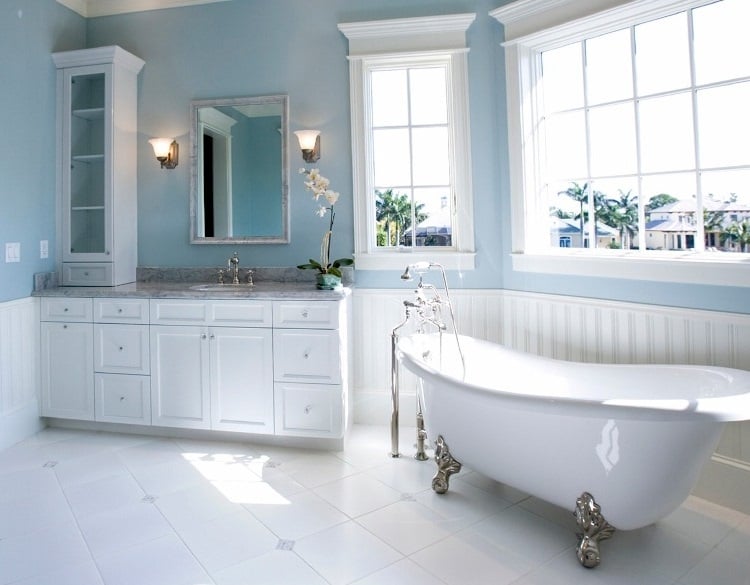 meuble-salle-de-bain-blanc-baignoire-sur-pied-peinture-murale-bleue