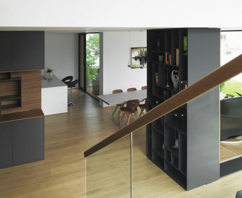 meubles-bois-modernes-meuble-rangement-haut-noir-escalier-garde-corps-verre meubles bois