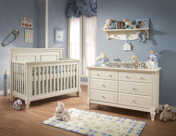 meubles-chambre-bébé-tapis-lit-commode-etageres-deco-murale-peinture-bleue