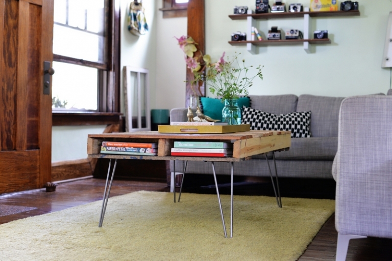 meubles-palettes-bois-DIY-table-salon-piètement-métallique-plateau-bois