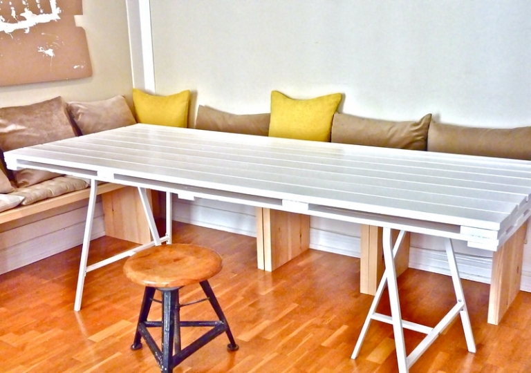 meubles-palettes-bois-idée-table-manger-tréteau-peinte-blanche