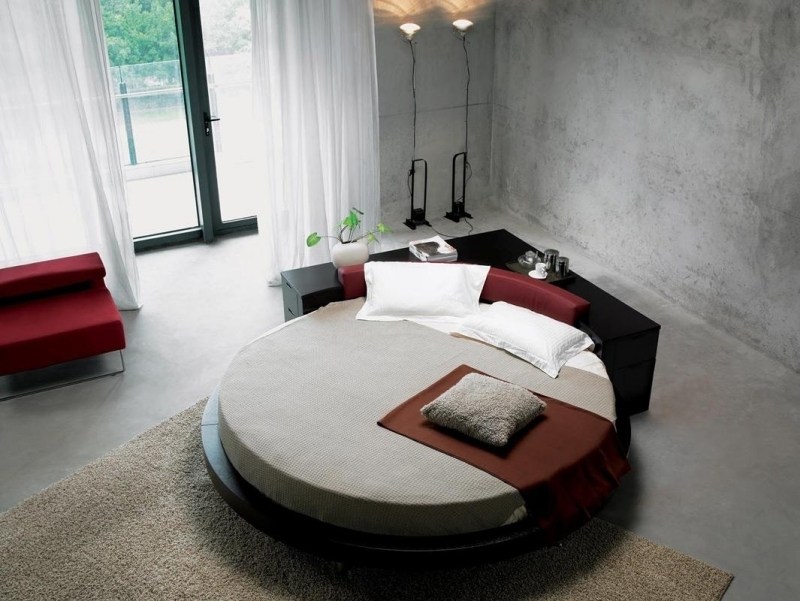 mobilier-beton-chambre-coucher-lit-rond-mur-béton-accents-bordeaux