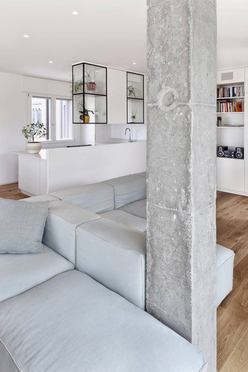 mobilier-beton-cuisine-blanche-salon-colonnes-béton-canapé-gris-clair