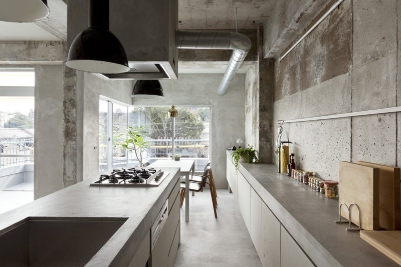 mobilier-beton-cuisine-minimaliste-murs-plafond-béton-brut-plan-travail-aspect-béton mobilier béton