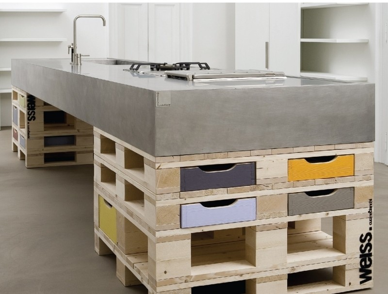 mobilier-beton-cuisine-îlot-plan-travail-béton-palettes-bois-tiroirs-créatifs