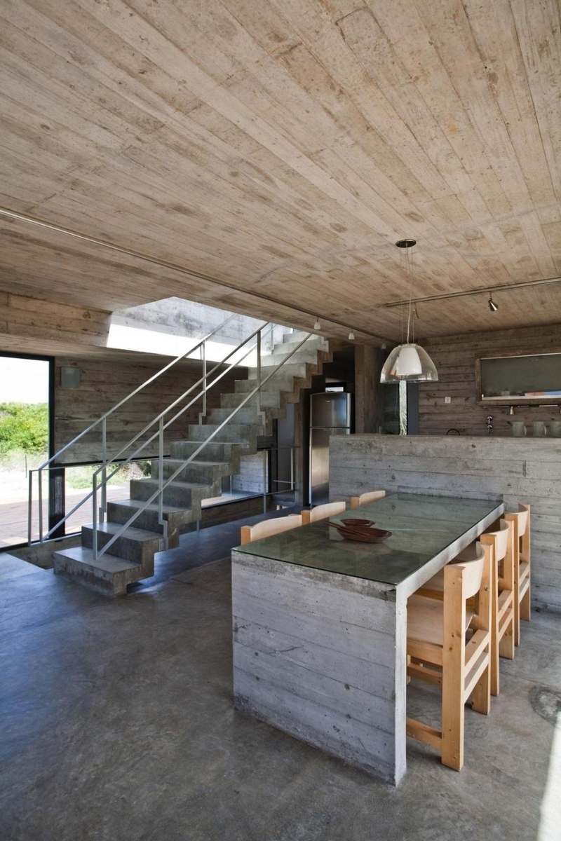 mobilier-beton-escalier-droit-béton-bar-petit-déjeuner-béton-verre-chaises-bois