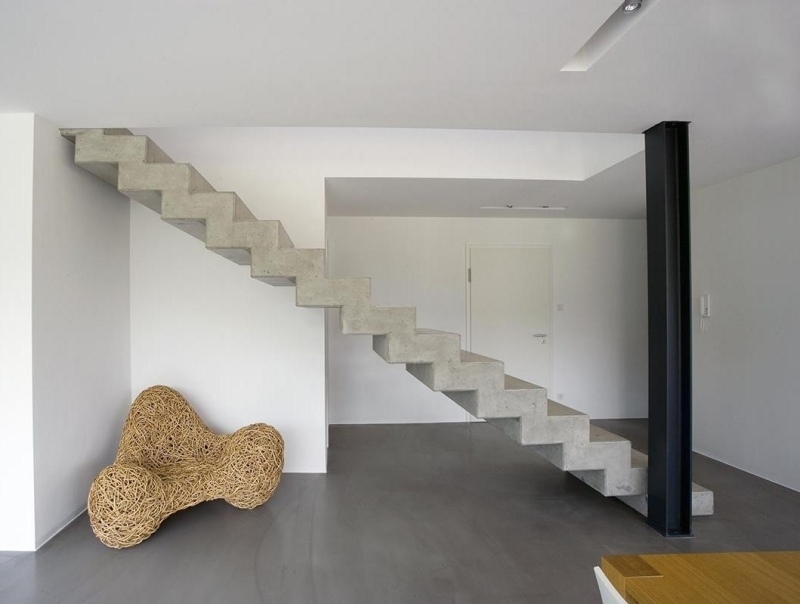 mobilier-beton-escalier-suspendu-béton-minimaliste-fauteuil-bois
