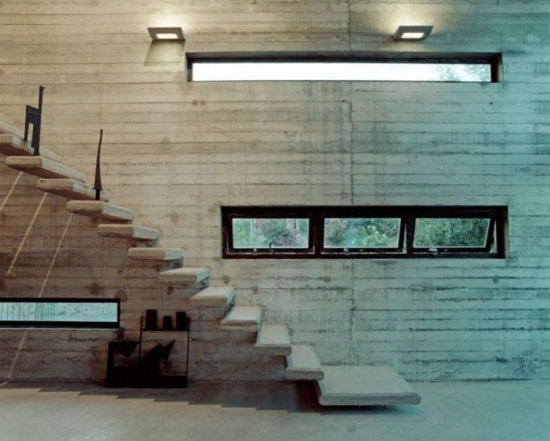 mobilier-beton-escalier-suspendu-droit-béton-mur-béton