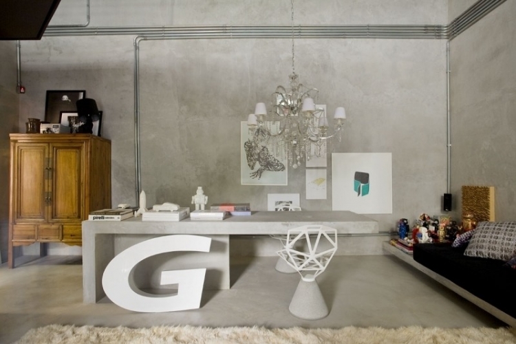 mobilier-beton-mur-béton-brut-coin-bureau-tabourets-hauts-commode-antique-bois