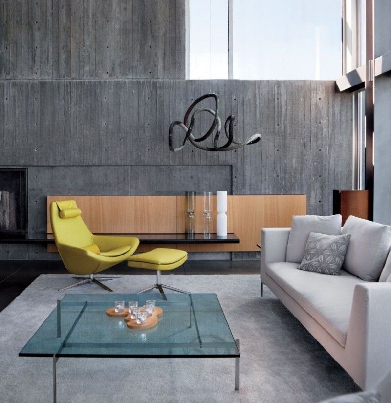 mobilier-beton-mur-béton-brut-exposé-salon-table-verre-fauteuil-jaune