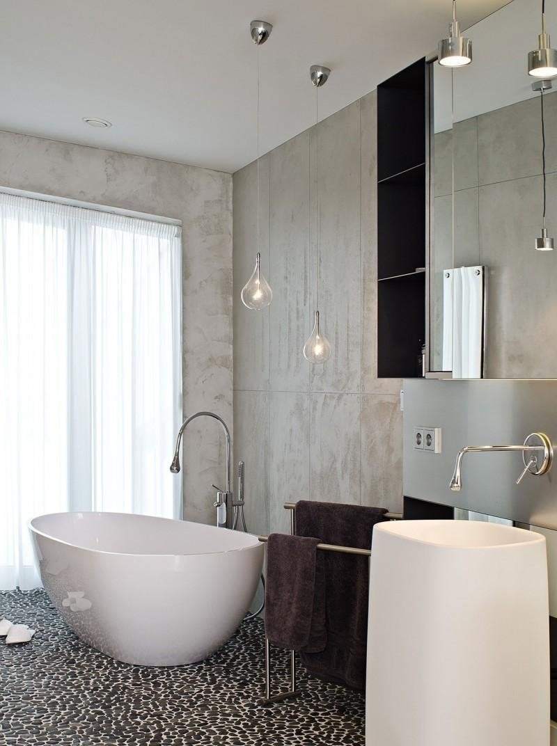 mobilier-beton-mur-béton-exposé-baignoire-blanche-mosaique-sol-noir-blanc