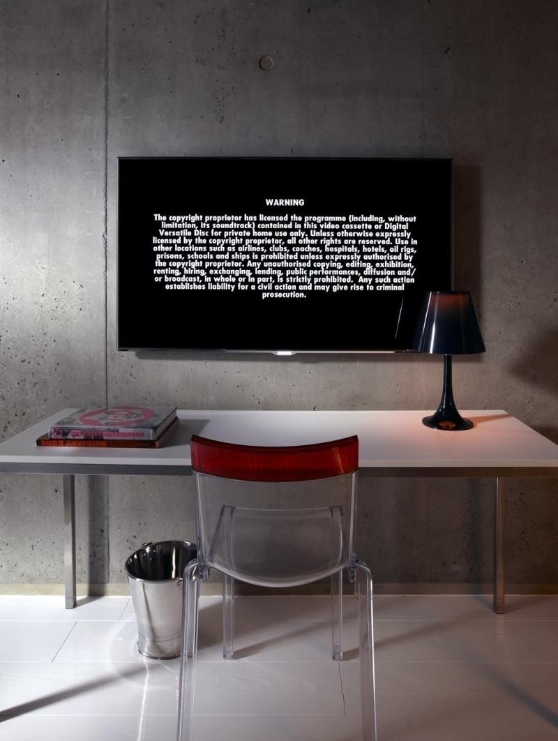 mobilier-beton-mur-béton-exposé-table-blanche-chaise-acrylique 