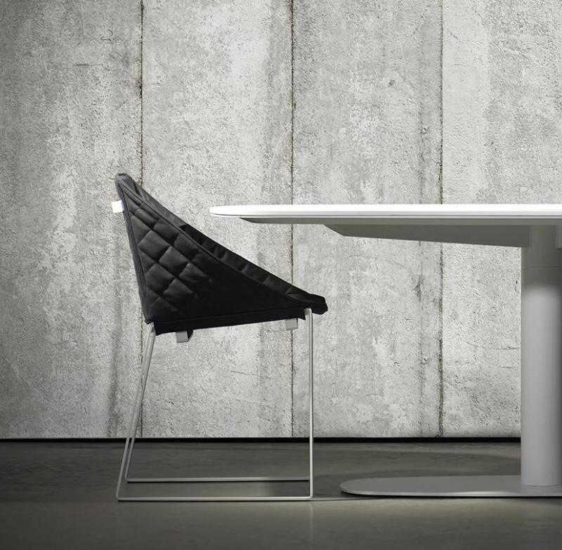 mobilier-beton-mur-béton-exposé-table-blanche-chaise-noire