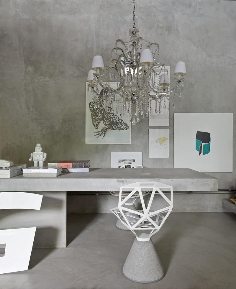 mobilier-beton-mur-béton-exposé-table-bureau-béton-tabourets-béton mobilier béton