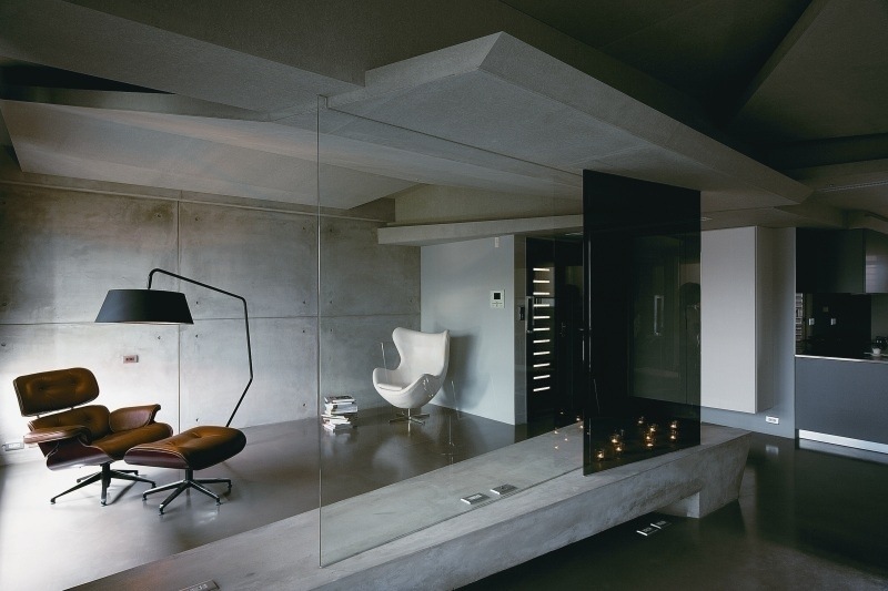 mobilier-beton-mur-béton-travaillé-fauteuil-relax-cuir-marron-lampadaire-noir mobilier béton