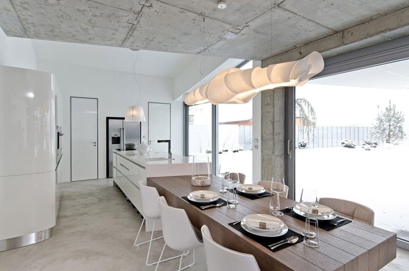 mobilier-beton-plafond-béton-table-manger-bois-massif-chaises-blanches