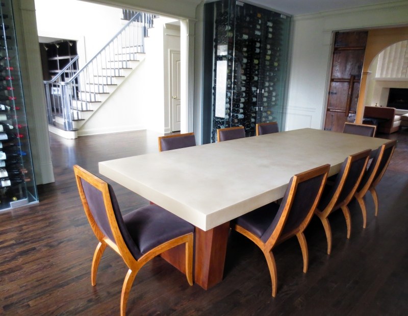 mobilier-beton-salle-manger-table-manger-béton-travaillé-chaises-tapisserie-pourpre 