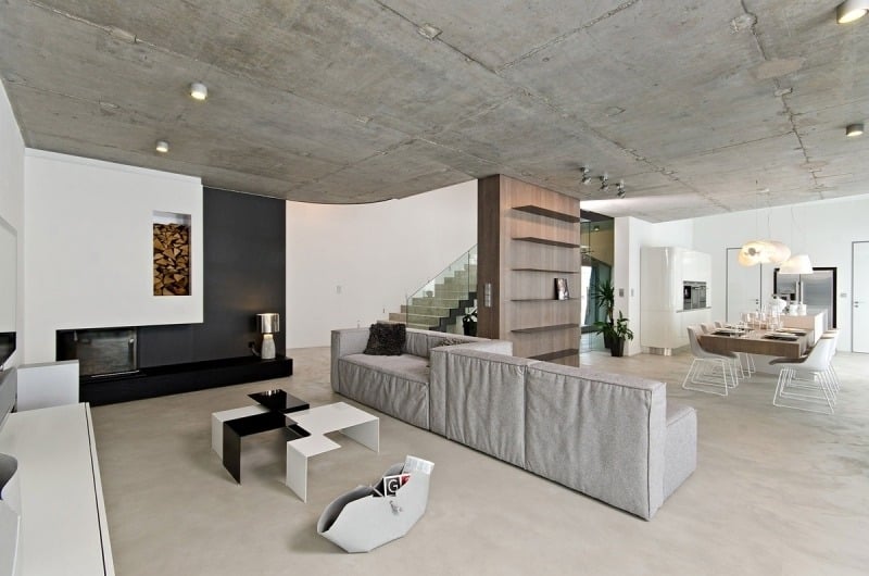 mobilier-beton-salle-séjour-salle-manger-plafond-béton-brut-canapé-gris-clair-table-basse-noir-blanc mobilier béton