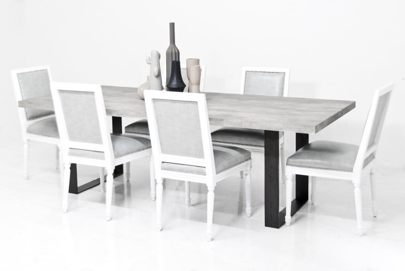 mobilier-beton-table-manger-minimaliste-plateau-béton-pieds-métal-chaises-galettes-grises