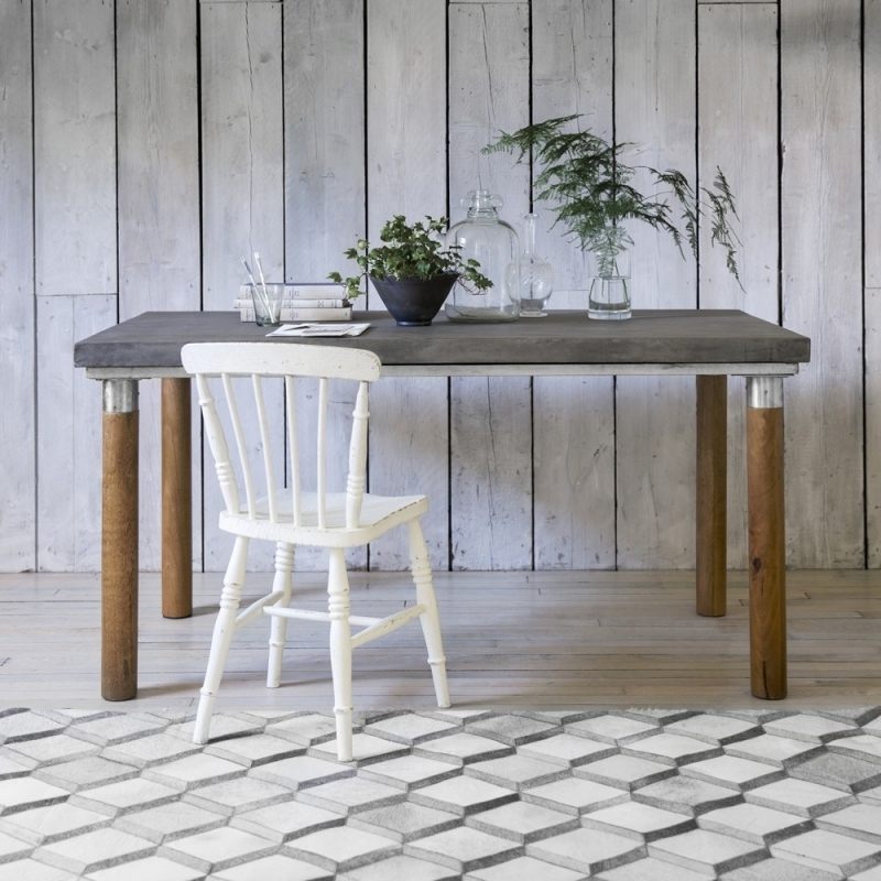 mobilier-beton-table-plateau-béton-pieds-bois-chaise-blanche-lambris-mural mobilier béton