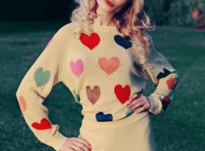 mode-annees-70-pullover-coeurs-party-pantalon-surdimentionne-large-coiffure-cheveux-longs