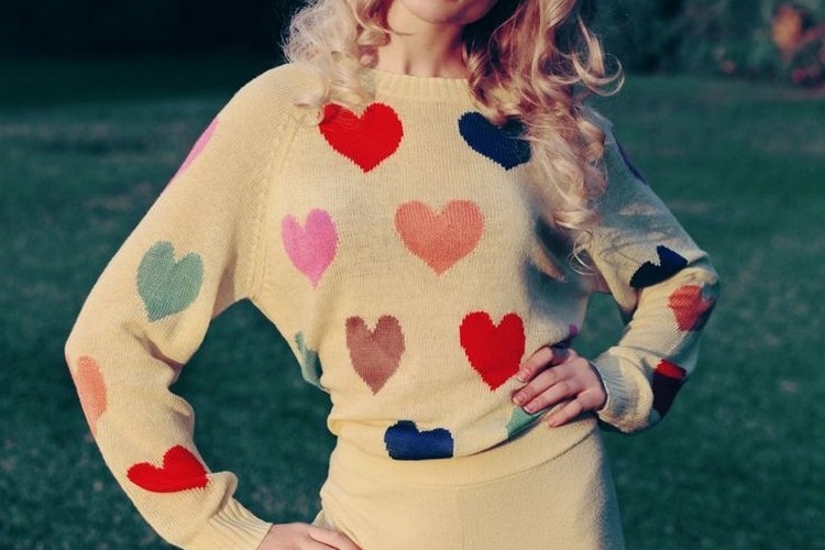 mode-annees-70-pullover-coeurs-party-pantalon-surdimentionne-large-coiffure-cheveux-longs
