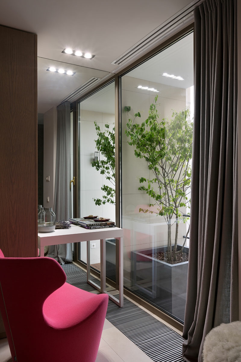 mur-beton-chambre-coucer-porte-coulissante-verre-plantes-fauteuil-rose-coiffeuse