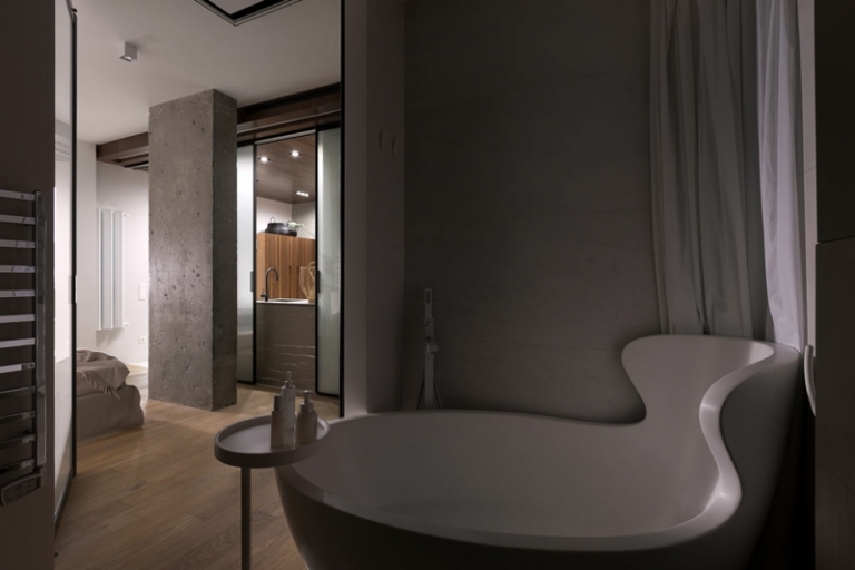 mur-beton-salle-bains-baignoire-design-extraordinaire-table-appoint-ronde