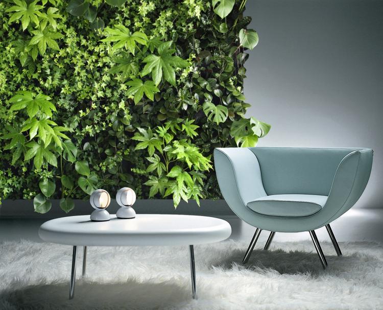 mur-végétal-intérieur-fauteuil-design-cuir-bleu-table-basse